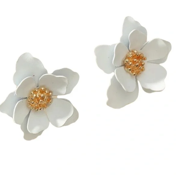 •White Flower Design Stud Earrings• - Picture 2 of 3